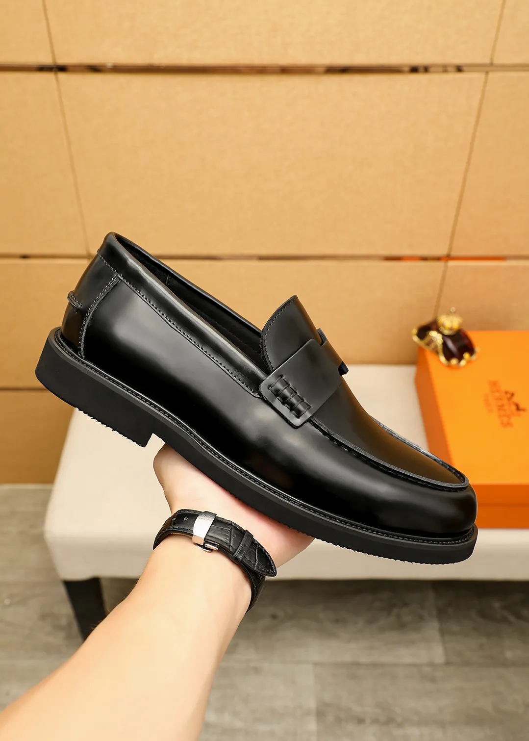 Men's shoes 💰460 💐 Product trademark: HERMES "Hermès" casual leather shoes Regular size: 38-44 (45.46🉑️customized) Product materials: Selected imported first-layer open-edge beaded cowhide leather upper + luxury hardware buckle, imported water-dyed 🐂 cowhide lining. Strong three-dimensional visual effect, foam outsole Color: 4⃣️colors available